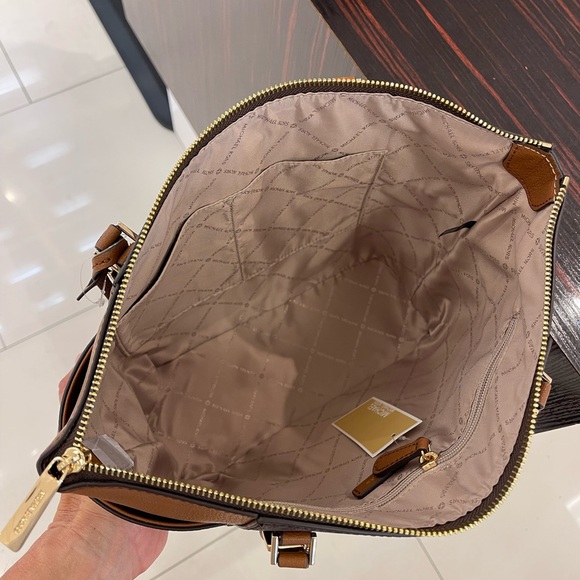 MICHAEL KORS CHARLOTTE LARGE TOP ZIP Tote bag
Brown
NWT - Picture 10 of 16
